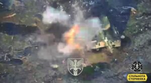 На Запоріжжі ЗСУ дроном спалили росіян, що облаштували схованку під підбитим “Леопардом” (ВІДЕО)