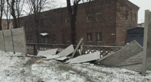 Водій вʼїхав у паркан і покинув місце ДТП: шукають свідків у Запоріжжі