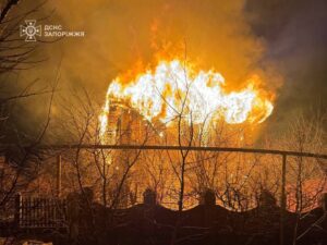 В Оріхові через обстріл виникла масштабна пожежа (ФОТО)