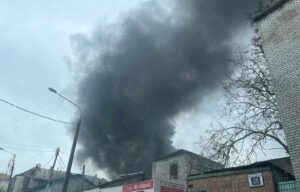 У Запоріжжі масштабна пожежа в районі центрального ринку: горять складські приміщення (ФОТО)