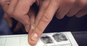 У Мелітополі у дітей масово збирають відбитки пальців: як це відбувається (ФОТО)