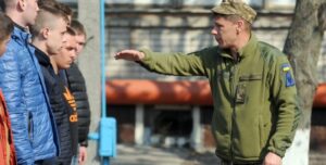 В ТЦК заговорили о возвращении 16-летних юношей из-за границы: какая ответственность за неявку