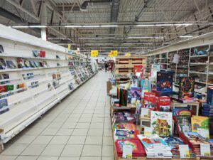 Пустые полки и скидки: в Запорожье “Ашан” устроил распродажу в преддверии закрытия (ВИДЕО)