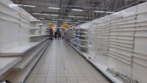 Пустых полок стало больше: каких товаров уже нет в “Ашане” в Запорожье (ФОТО)