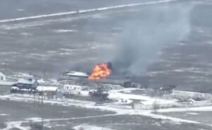 ЗСУ FPV-дронами як в тирі спалили повний ангар техніки росіян на Бердянському напрямку (ВІДЕО)