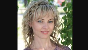 У Мелітополі колишня викладачка англійської тягала за Роговим скриньку для бюлетенів (ФОТО)