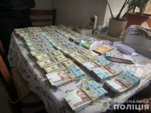 1,2 мільйони доларів вилучили у посадовців МСЕК у Запоріжжі (ФОТО)