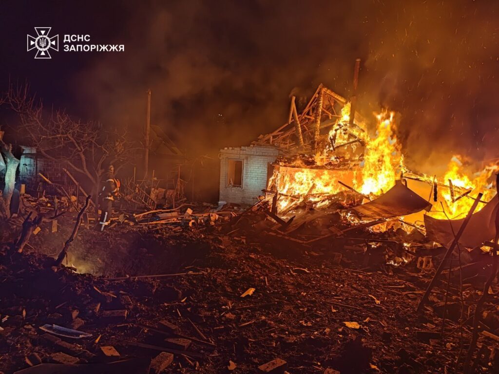 Удари «шахедів» по Запоріжжю: опублікувано фото нічної пожежі