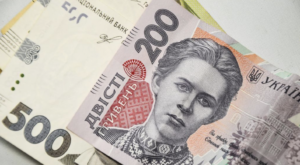 Украинцам “подсовывают” фальшивые гривны: как распознать