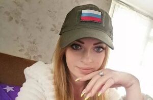 Фанатка окупантів у Мелітополі одягає триколори на своїх дітей (ФОТО)