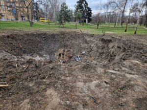 Після удару по Запоріжжю 22 березня, екоінспектори виявили забруднення у парковій зоні (ФОТО)