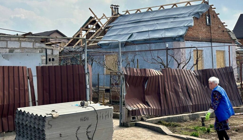 У черзі більше сотні будинків: у Запоріжжі ремонтують покрівлі після обстрілу