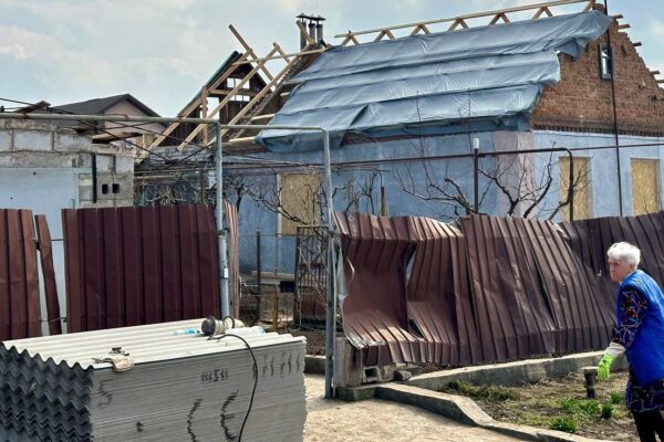 У черзі більше сотні будинків: у Запоріжжі ремонтують покрівлі після обстрілу