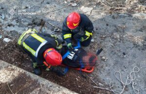 У Запоріжжі зі стічного колектора дістали пораненого чоловіка (ФОТО)