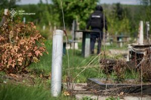 Мінна небезпека: українців просять бути обережними на кладовищах