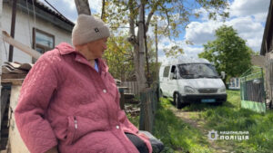 Запорізькі поліцейські евакуювали з Гуляйполя пенсіонерку з інвалідністю