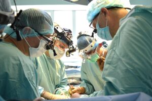 Фахівці Запорізької обласної лікарні провели унікальну операцію з трансплантації нирки