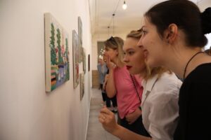 Євро за грам: у Запоріжжі відкрилася виставка з кам’яними паляницями, які можна придбати за донат (ФОТО)