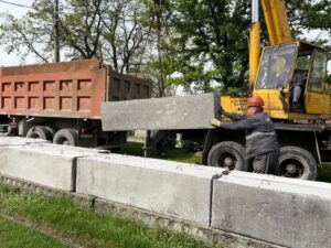 У Запоріжжі захищають об’єкти газової інфраструктури за допомогою бетонних блоків (ФОТО)