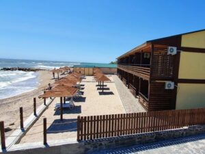 У Бердянську російські загарбники готують готелі до курортного сезону