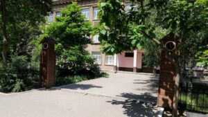 У Запоріжжі під час обстрілу постраждала гімназія (ФОТО)