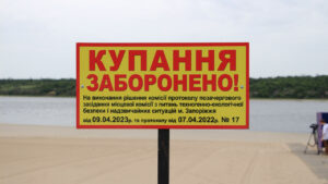 Тиф, холера й гепатит “А”: жителів Запоріжжя попереджають про ризики купання на пляжах