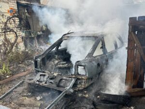 На Запоріжжі через обстріли згоріли авто й будинок (ФОТО)