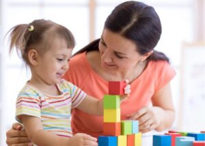 Родители в Запорожье могут получить компенсацию за расходы на услуги няни: как подать заявку