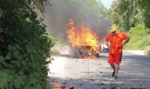 У Запоріжжі від спеки згоріло на дорозі авто (ФОТО, ВІДЕО)