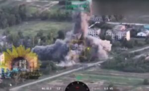 ЗСУ авіабомбою знесли будівлю з окупантами в Нестерянці на Запоріжжі (ВІДЕО)