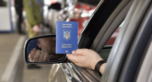 Українці масово виїжджають за кордон: в НБУ пояснили причину