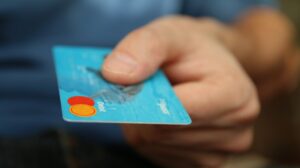 Як НБУ планує запровадити обмеження карткових переказів