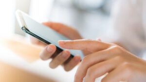 На ТОТ загарбники розсилають SMS із закликом укласти контракт з російською армією