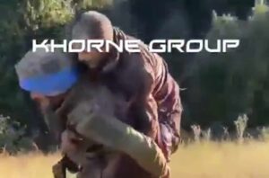 Боєць ЗСУ на руках несе російського пораненого полоненого (ВІДЕО)