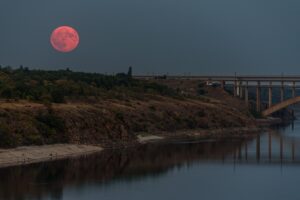 Фотографи показали, як супермісяць виглядав над Запоріжжям (ФОТО)
