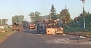 “Скільки пацанів…”: опубліковано відео знищеної колони росіян під Рильськом на Курщині