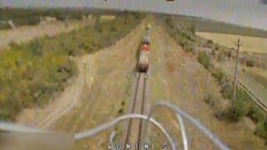 “Роніни” влаштували полювання на поїзд та автівки росіян на трасі під Токмаком (ВІДЕО)