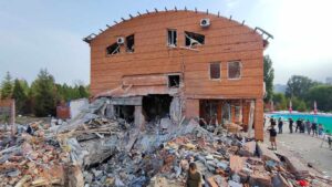 Як виглядає зруйнований готель після обстрілу в Запоріжжі (ФОТО, ВІДЕО)