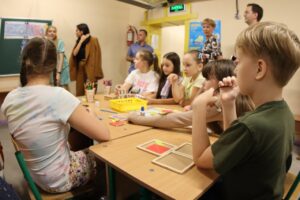 Поділ на зміни й уроки в укритті: як школярі навчаються офлайн у Запоріжжі (ФОТОРЕПОРТАЖ)