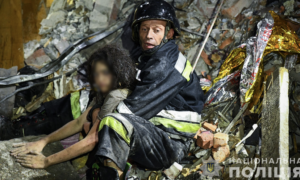 Повідомили про важкий стан чоловіка і дитини, які були в зруйнованому готелі Запоріжжя (ФОТО)