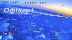 Російський FPV-дрон хаотично обстрілював Нікополь тепловими пастками (ВІДЕО)