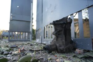 Вирва просто біля будинку: на фото та відео показали наслідки авіаударів по Запоріжжю