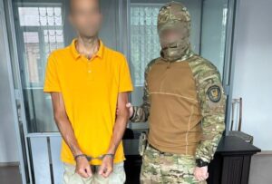 Робив фото із квартири: СБУ затримала чоловіка, який поширював інформацію про військових