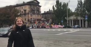 У Запоріжжі дівчата-підлітки насміхались з мітингу про звільнення війсковополонених (ВІДЕО)