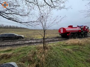 Сьогодні в Запоріжжі рятувальники витягли автомобіль з багнюки