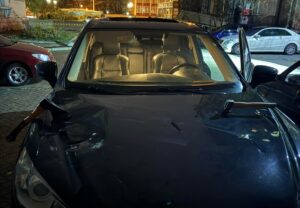 У Запоріжжі невідомі встромили сокири в авто адвокатки