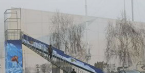 У Запоріжжі встановлюють першу зимову гірку для дітей (ФОТО)