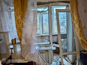 У Запорізькій області внаслідок обстрілу було заблоковано двоє людей в багатоповерхівці (ФОТО)