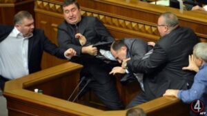 Українці оцінили дільяність фракцій у Верховній Раді: хто шкодить розвитку держави найбільше