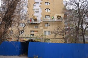У Запоріжжі відновлено ремонт постраждалої від ворожого обстрілу багатоповерхівки (ФОТО)